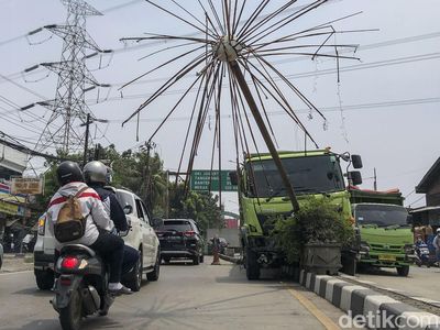 Truk Semen Seruduk Lampu Jalan di Tambun