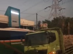 Hindari Motor, Truk Muatan Semen Tersangkut Pembatas Jalan di Bekasi