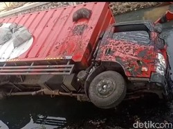 Truk Ekspedisi Nyemplung Sungai di Sidoarjo Usai Hindari Pemotor