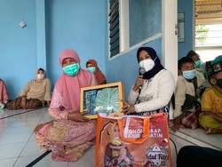 Walkot Mojokerto Bagikan Bingkisan ke Jemaah Musala Penerima Dana Hibah