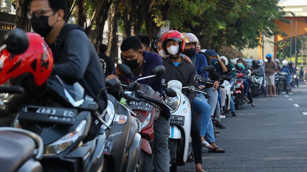 Akhir Pekan, Antrean Penukaran Uang Baru di Surabaya Mengular Akhir Pekan, Antrean Penukaran Uang Baru di Surabaya Mengular