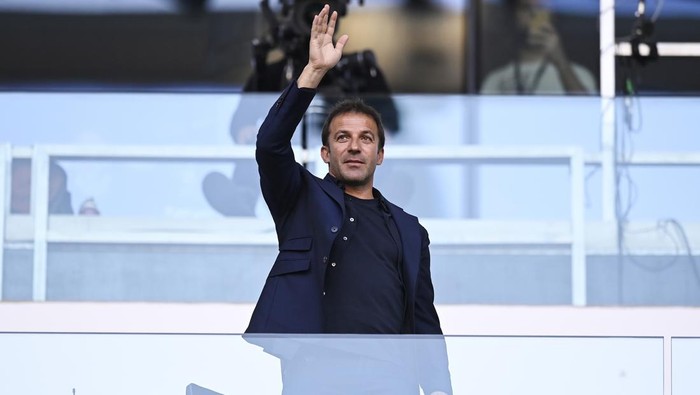 Italian soccer legend Alessandro Del Piero waves to supporters prior to the Serie A soccer match between Juventus and Bologna, at the Turin Allianz stadium, Italy, Saturday, April 16, 2022. (Fabio Ferrari/LaPresse via AP)