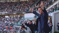 Oleh sebab itu, kedatangannya kali ini terasa spesial, sebab ia disambut kembali oleh Juventus setelah hampir 10 tahun lamanya. Suporter pun memberikan aplaus yang meriah kepada sang legenda. Foto: Instagram @alessandrodelpiero