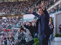 Oleh sebab itu, kedatangannya kali ini terasa spesial, sebab ia disambut kembali oleh Juventus setelah hampir 10 tahun lamanya. Suporter pun memberikan aplaus yang meriah kepada sang legenda. Foto: Instagram @alessandrodelpiero
