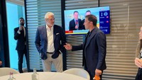 Del Piero menonton laga Juventus vs Bologna dari Agnelli Stand, tribune khusus di stadion tersebut. Ia sempat bertemu dengan CEO Maurizio Arrivabene. Semasa dirinya bermain, Arrivabene adalah bagian direksi klub. Foto: Dok. Sky Sport Italia