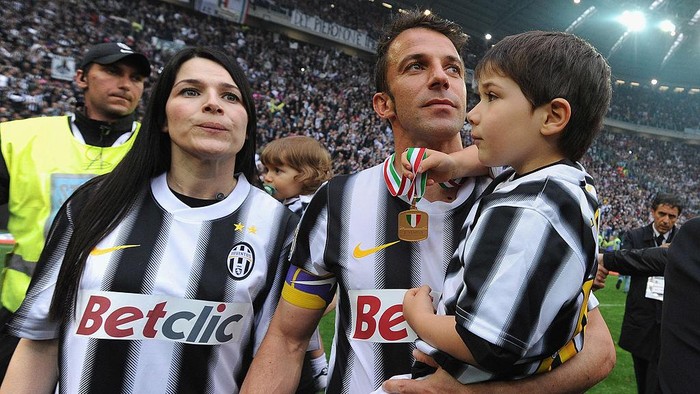 Alessandro Del Piero TURIN, ITALY - MAY 13: Alessandro Del Piero of Juventus FC and wife Sonia Amoruso salute the fans after the Serie A match between Juventus FC and Atalanta BC at Juventus Stadium on May 13, 2012 in Turin, Italy. (Photo by Valerio Pennicino/Getty Images)