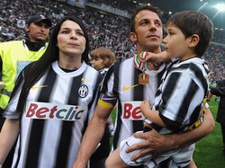 Del Piero bermain untuk Juventus pada 1993-2012, dan ikut bertahan saat Bianconeri terdegradasi ke Serie B pada 2006. Ia telah meraih enam gelar Serie A, satu Coppa Italia, empat Piala Super Italia, satu Liga Champions, satu Piala Super Eropa, dan satu Piala Interkontinental. Foto: Getty Images/Valerio Pennicino