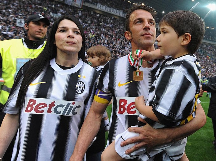 TURIN, ITALY - MAY 13:  Alessandro Del Piero of Juventus FC and wife Sonia Amoruso salute the fans after the Serie A match between Juventus FC and Atalanta BC at Juventus Stadium on May 13, 2012 in Turin, Italy.  (Photo by Valerio Pennicino/Getty Images)