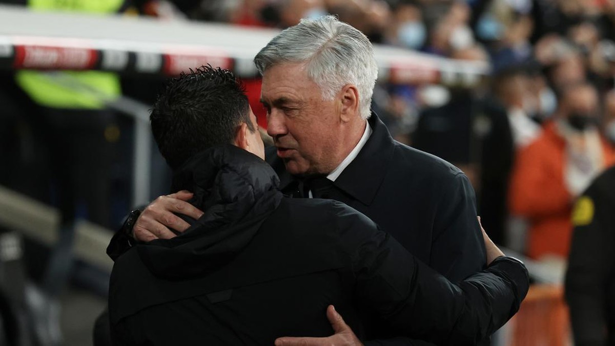 Pelatih Real Madrid Carlo Ancelotti menanggapi komentar pelatih Barcelona Xavi Hernandez tentang perbedaan filosofi kedua klub. (Foto: Getty Images/Gonzalo Arroyo Moreno)