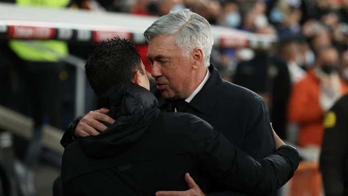 MADRID, SPAIN - MARCH 20: Manager Carlo Ancelotti (R) of Real Madrid CF hugs manager Xavi Hernandez (L) of FC Barcelona during the LaLiga Santander match between Real Madrid CF and FC Barcelona at Estadio Santiago Bernabeu on March 20, 2022 in Madrid, Spain. (Photo by Gonzalo Arroyo Moreno/Getty Images)