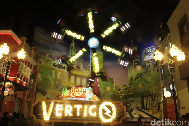 Trans Studio Bandung ramai didatangi sejumlah santri hari ini. Di sana para santri antusias menjajal beragam wahana permainan.