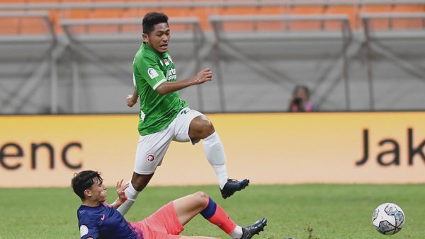ATLETICO MADRID U-18 VS INDONESIA ALL STAR U-20 Pesepak bola Atletico Madrid U-18 Alvaro Delgado Sarria (bawah) berusaha menghentikan pesepak bola Indonesia All Star U-20 Muhammad Fajar Fathur Rahman pada laga lanjutan International Youth Championship 2021 di Jakarta International Stadium, Jakarta, Minggu (17/4/2022). ANTARA FOTO/Hafidz Mubarak A/hp.