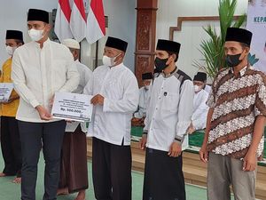 Bupati Kendal Beri Insentif Ratusan Marbot dan Guru Ngaji Rp 500 Ribu