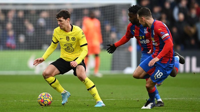 LONDON, ENGLAND - FEBRUARY 19: Andreas Christensen of Chelsea battles for possession with Jeffrey Schlupp and James McArthur of Crystal Palace during the Premier League match between Crystal Palace and Chelsea at Selhurst Park on February 19, 2022 in London, England. (Photo by Alex Broadway/Getty Images)
