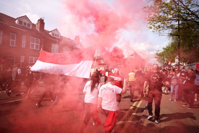 Demo Fans MU MANCHESTER, ENGLAND - APRIL 16: Manchester United fans take part in a protest outside the stadium prior to the Premier League match between Manchester United and Norwich City at Old Trafford on April 16, 2022 in Manchester, England. (Photo by Naomi Baker/Getty Images)