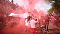 Para peserta aksi demo ini rela baru bisa masuk stadion Old Trafford di menit ke-17 laga MU lawan Norwich. Foto: Getty Images/Naomi Baker