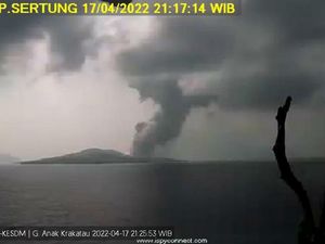 Gunung Anak Krakatau Erupsi, Semburkan Abu Vulkanik Setinggi 800 Meter