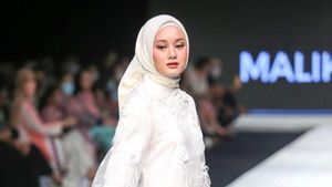 Foto Pesona Dinda Hauw - Raline Shah Pakai Modest Wear Karya Desainer RI