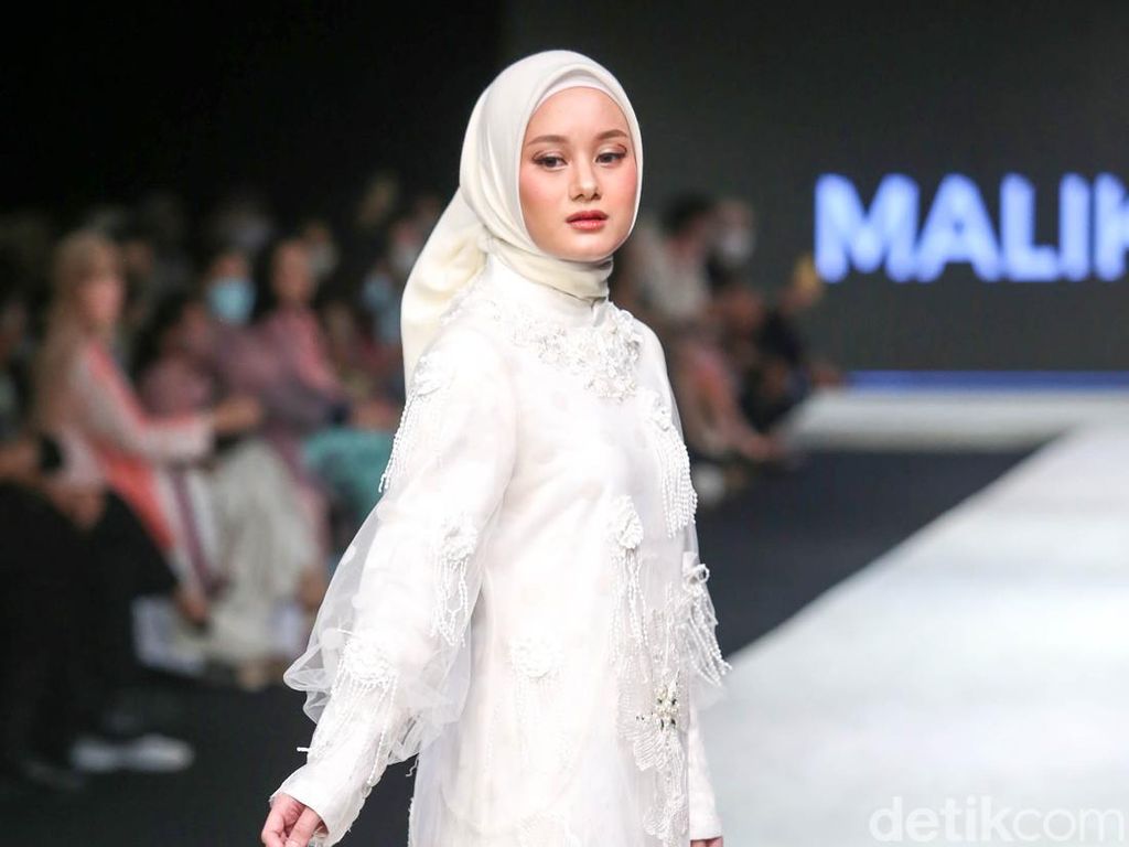 Foto Pesona Dinda Hauw - Raline Shah Pakai Modest Wear Karya Desainer RI