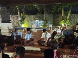 Ganjar Nyekar ke Makam Bung Karno Janjian Bareng Gus Muwafik Ganjar Nyekar ke Makam Bung Karno Janjian Bareng Gus Muwafik