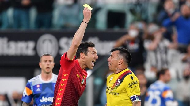 TURIN, ITALY - APRIL 16: Gary Medel of Bologna receives a yellow card from Referee Juan Luca Sacchi during the Serie A match between Juventus and Bologna FC at Allianz Stadium on April 16, 2022 in Turin, Italy. (Photo by Valerio Pennicino/Getty Images)