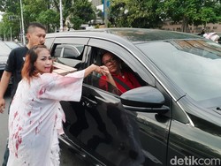Hiii! Hantu Berkeliaran Dekat Kantor Ganjar, Ternyata Bagi-bagi Takjil