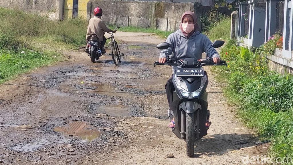 Jalan Alternatif Majalaya-Ciparay Bandung Rusak, Begini Kondisinya Jalan Alternatif Majalaya-Ciparay Bandung Rusak, Begini Kondisinya