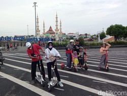 Ngabuburit Jadi Berkah Jasa Persewaan Skuter Listrik di Alun-alun Tegal