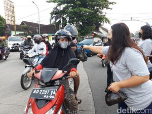 Rayakan Paskah, Jemaat Gereja di Boyolali Bagikan Minyak Goreng