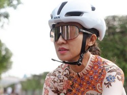 Sambut Hari Kartini, Anne Avantie Bikin Jersey Sepeda Nuansa Batik