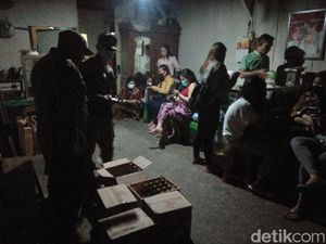 Kafe di Lamongan yang Nekat Buka Saat Ramadan Ditutup Paksa Satpol PP