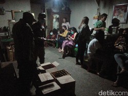 Kafe di Lamongan yang Nekat Buka Saat Ramadan Ditutup Paksa Satpol PP