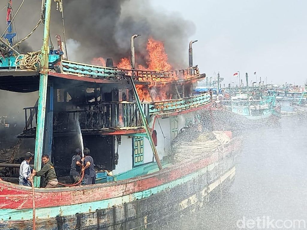 Kembali Terjadi, Kapal Terbakar di Pelabuhan Kota Tegal Kembali Terjadi, Kapal Terbakar di Pelabuhan Kota Tegal