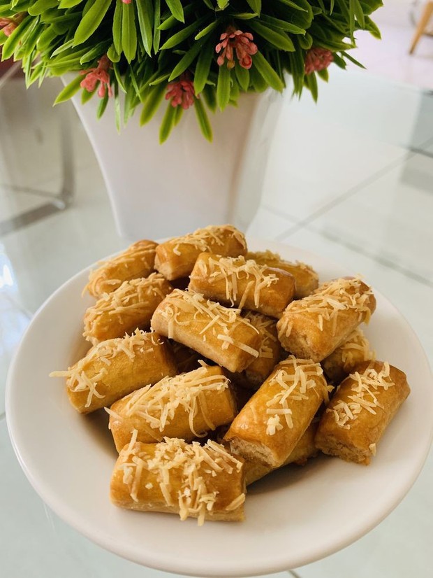 Kue kastengel memiliki kalori tinggi.