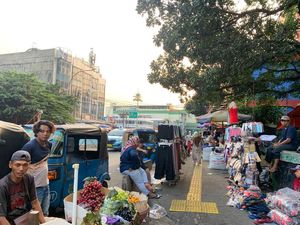 Jelang Lebaran, Pedagang Ramai Gelar Lapak di Trotoar Pasar Tanah Abang