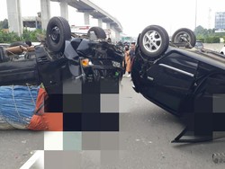 Tabrakan 2 Mobil hingga Terbalik di Km 7 Tol Jagorawi, 1 Orang Terluka