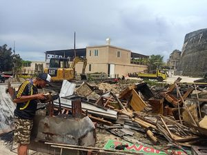 Made Ngantra Minum Kuud dari Sisa Puing Kebakaran di Melasti