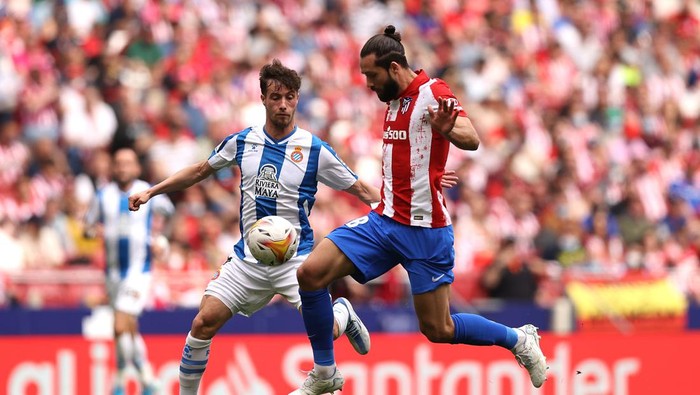 MADRID, SPAIN - APRIL 17: Felipe of Atletico Madrid controls the ball whilst under pressure from Javi Puado of Espanyol during the LaLiga Santander match between Club Atletico de Madrid and RCD Espanyol at Estadio Wanda Metropolitano on April 17, 2022 in Madrid, Spain. (Photo by Gonzalo Arroyo Moreno/Getty Images)