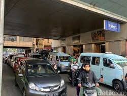 Jelang Lebaran, Pasar Tanah Abang Macet Diserbu Pembeli
