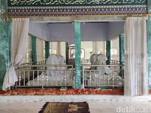 Makam Keramat Lebak Ini Pernah Selamat dari Banjir Bandang Makam Keramat Lebak Ini Pernah Selamat dari Banjir Bandang