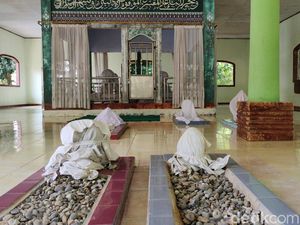 Makam Keramat di Sungai Ciberang Lebak, Selamat dari Banjir Bandang Makam Keramat di Sungai Ciberang Lebak, Selamat dari Banjir Bandang