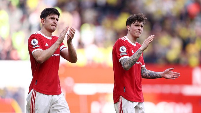 MANCHESTER, ENGLAND - APRIL 16: Harry Maguire and Victor Lindeloef of Manchester United applaud fans following their sides victory after the Premier League match between Manchester United and Norwich City at Old Trafford on April 16, 2022 in Manchester, England. (Photo by Naomi Baker/Getty Images)