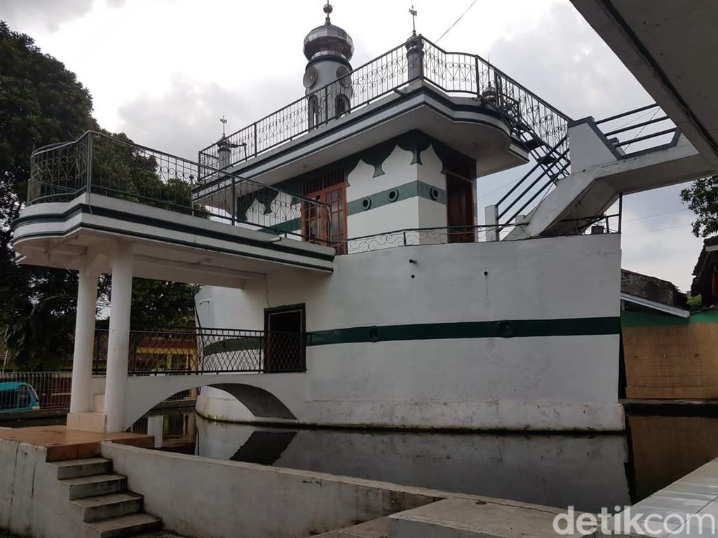 Melihat Masjid Unik Berbentuk Perahu di Sukabumi