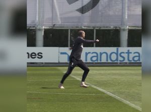 Video: Allegri Nyeker, Pamer Tendangan di Depan Pemain Juventus