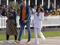 Meghan Markle Kembali ke Eropa Pasca-Megxit, Pakai Jas Tanpa Dalaman
