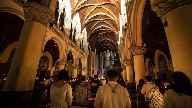 Umat Katolik mengikuti Misa Vigili Paskah atau malam tirakatan kebangkitan kristus di Gereja Katedral, Jakarta, Sabtu (16/4/2022). Misa tersebut merupakan rangkaian ibadah dari pekan suci perayaan Paskah 2022 Paroki Katedral Jakarta yang mengambil tema Semakin Mengasihi, Semakin Peduli, Semakin Bersaksi. ANTARA FOTO/Muhammad Adimaja/wsj.