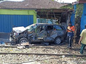 Innova Ringsek Tertabrak KA BBM di Malang, Sempat Terseret Sejauh 10 Meter