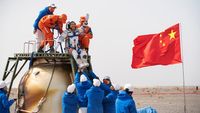 Momen Astronot China Kembali ke Bumi Usai 183 Hari di Luar Angkasa