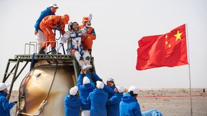 Momen Astronot China Kembali ke Bumi Usai 183 Hari di Luar Angkasa