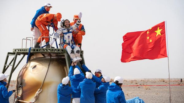 Momen Astronot China Kembali ke Bumi Usai 183 Hari di Luar Angkasa
